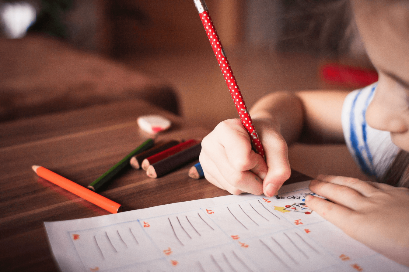 Ein Kind macht eine ergotherapeutische Schreibübung
